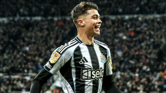 Lewis Miley skutočne prirovnal Paola Maldiniho ako provizórneho obrancu „šikanovaného“ hviezdy Chelsea
