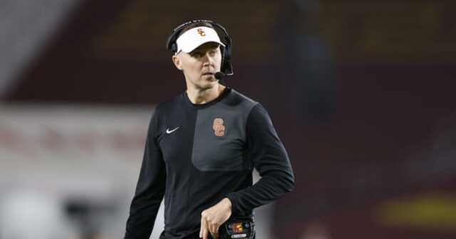 Lincoln Riley volá Notre Dame za odmietnutie hrať USC
