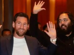 Lionel Messi dostal od miliardára mimoriadne vzácny darček v hodnote 825 tisíc libier Argentínsky futbalista Lionel Messi sa prihovára davu počas svojej GOAT Tour na štadióne Arun Jaitley v Naí Dillí 15. decembra 2025. 38-ročná superhviezda Argentíny a Interu Miami Messi, spolu so svojimi spoluhráčmi z Inter Miami Luisom Suarezom a Rodrigom de Paulom, sú súčasťou takzvaného GOAT-Crazy Tour of a cricket-crazy. (Foto: Sajjad HUSSAIN / AFP cez Getty Images)