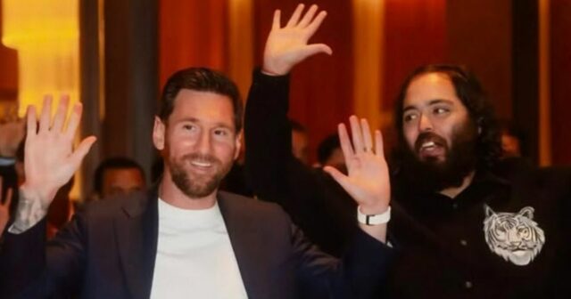 Lionel Messi dostal od miliardára mimoriadne vzácny darček v hodnote Argentínsky futbalista Lionel Messi sa prihovára davu počas svojej GOAT Tour na štadióne Arun Jaitley v Naí Dillí 15. decembra 2025. 38-ročná superhviezda Argentíny a Interu Miami Messi, spolu so svojimi spoluhráčmi z Inter Miami Luisom Suarezom a Rodrigom de Paulom, sú súčasťou takzvaného GOAT-Crazy Tour of a cricket-crazy. (Foto: Sajjad HUSSAIN / AFP cez Getty Images)