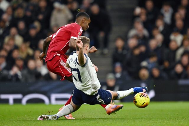 Isakovi pomohlo, keď strelil úvodný gól Liverpoolu na ihrisku Tottenhamu (AFP cez Getty Images)