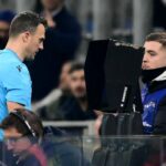 Rozhodca Felix Zwayer sleduje monitor VAR počas gólu Liverpoolu v prvom polčase proti Interu