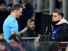 Liverpool a Ibrahima Konate vyniesli hádzanársky verdikt UEFA o neuznanom góle Rozhodca Felix Zwayer sleduje monitor VAR počas gólu Liverpoolu v prvom polčase proti Interu