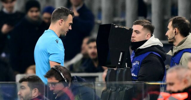 Liverpool a Ibrahima Konate vyniesli hádzanársky verdikt UEFA o neuznanom Rozhodca Felix Zwayer sleduje monitor VAR počas gólu Liverpoolu v prvom polčase proti Interu