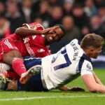 Alexander Isak z Liverpoolu strelil gól na 0:1, no počas zápasu Premier League proti Tottenhamu utrpel zranenie