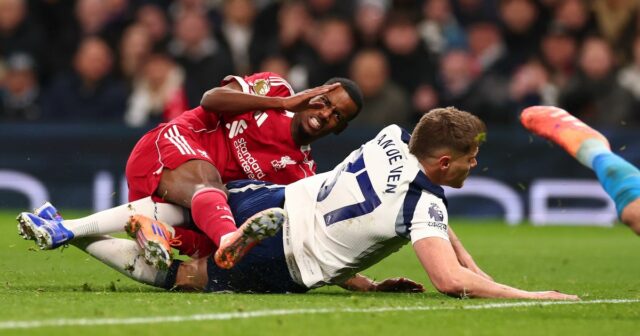 Alexander Isak z Liverpoolu strelil gól na 0:1, no počas zápasu Premier League proti Tottenhamu utrpel zranenie