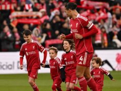 Liverpool a Wolves vzdávajú emocionálnu poctu Diogovi Jotovi s vdovou a deťmi na Anfielde Deti Diogo Jota ako maskoti