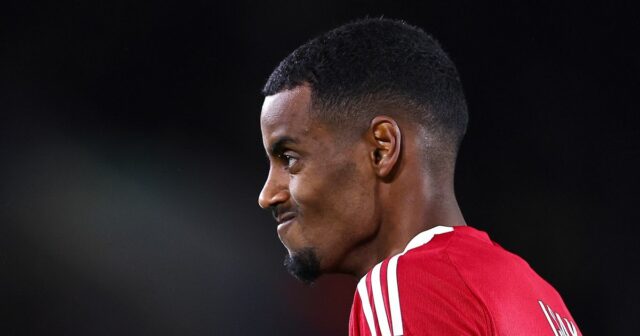 Liverpool narobil Alexandrovi Isakovi starosti, no prežil neskorý strach z Hugo Ekitike z Liverpoolu oslavuje