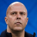 STADIO GIUSEPPE MEAZZA, MILÁNO, TALIANSKO – 2025/12/09: Arne Slot, hlavný tréner FC Liverpool, sleduje futbalový zápas fázy Ligy majstrov UEFA 2025/26 medzi FC Internazionale a Liverpool FC. Liverpool FC vyhral nad FC Internazionale 1:0. (Foto: Nicolò Campo/LightRocket cez Getty Images)