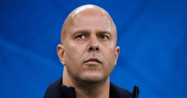 STADIO GIUSEPPE MEAZZA, MILÁNO, TALIANSKO – 2025/12/09: Arne Slot, hlavný tréner FC Liverpool, sleduje futbalový zápas fázy Ligy majstrov UEFA 2025/26 medzi FC Internazionale a Liverpool FC. Liverpool FC vyhral nad FC Internazionale 1:0. (Foto: Nicolò Campo/LightRocket cez Getty Images)