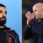 Mohamed Salah a Alexander Isak z Liverpoolu na lavičke počas zápasu Premier League medzi Leedsom United a Liverpoolom na Elland Road na...