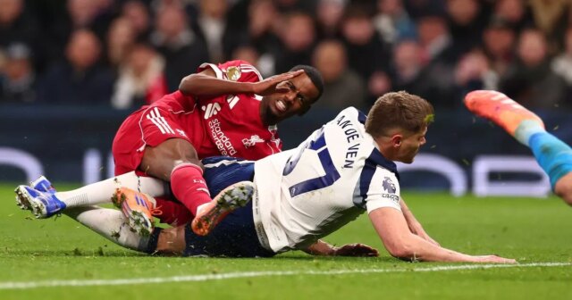 Alexander Isak z Liverpoolu strelil gól na 0:1, no počas zápasu Premier League proti Tottenhamu utrpel zranenie