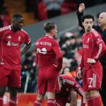 Manažér Liverpoolu Arne Slot sa počas prestávky v hre prihovára hráčom