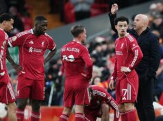 Liverpool povedal, že hlavné rozhodnutie proti Brightonu bolo nesprávne zo strany bývalého šéfa rozhodcov Manažér Liverpoolu Arne Slot sa počas prestávky v hre prihovára hráčom