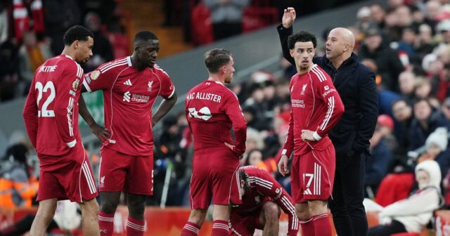 Liverpool povedal, že hlavné rozhodnutie proti Brightonu bolo nesprávne zo Manažér Liverpoolu Arne Slot sa počas prestávky v hre prihovára hráčom