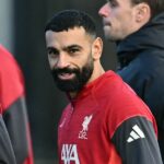 Egyptský útočník Liverpoolu č. 11 Mohamed Salah sa rozcvičuje pred futbalovým zápasom anglickej Premier League medzi Leeds United a Liverpoolom na Elland Road v Leedse v severnom Anglicku 6. decembra 2025. (Foto: Oli SCARFF / AFP cez Getty Images) / POUŽITIE OBMEDZENÉ NA REDAKCIU. Nepoužívať s nepovolenými audio, video, dátami, súpiskami zápasov, klubovými/ligovými logami alebo „živými“ službami. Online použitie v zápase je obmedzené na 120 obrázkov. Ďalších 40 obrázkov môže byť použitých v predĺžení. Žiadna emulácia videa. Používanie sociálnych médií počas zápasu je obmedzené na 120 obrázkov. Ďalších 40 obrázkov môže byť použitých v predĺžení. Nepoužíva sa v stávkových publikáciách, hrách alebo publikáciách pre jednotlivé kluby/ligy/hráčov. /