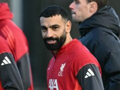 Liverpool sa rozhodol pre gesto na rozlúčku s Mo Salahom, keď šéf Saudskej Arábie potvrdil prestupové plány Egyptský útočník Liverpoolu č. 11 Mohamed Salah sa rozcvičuje pred futbalovým zápasom anglickej Premier League medzi Leeds United a Liverpoolom na Elland Road v Leedse v severnom Anglicku 6. decembra 2025. (Foto: Oli SCARFF / AFP cez Getty Images) / POUŽITIE OBMEDZENÉ NA REDAKCIU. Nepoužívať s nepovolenými audio, video, dátami, súpiskami zápasov, klubovými/ligovými logami alebo „živými“ službami. Online použitie v zápase je obmedzené na 120 obrázkov. Ďalších 40 obrázkov môže byť použitých v predĺžení. Žiadna emulácia videa. Používanie sociálnych médií počas zápasu je obmedzené na 120 obrázkov. Ďalších 40 obrázkov môže byť použitých v predĺžení. Nepoužíva sa v stávkových publikáciách, hrách alebo publikáciách pre jednotlivé kluby/ligy/hráčov. /