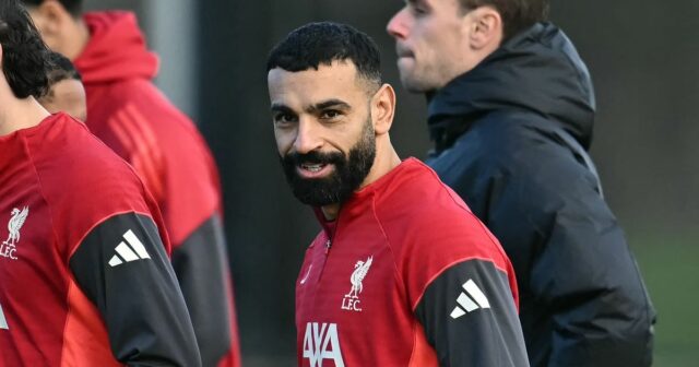 Liverpool sa rozhodol pre gesto na rozlúčku s Mo Salahom, Egyptský útočník Liverpoolu č. 11 Mohamed Salah sa rozcvičuje pred futbalovým zápasom anglickej Premier League medzi Leeds United a Liverpoolom na Elland Road v Leedse v severnom Anglicku 6. decembra 2025. (Foto: Oli SCARFF / AFP cez Getty Images) / POUŽITIE OBMEDZENÉ NA REDAKCIU. Nepoužívať s nepovolenými audio, video, dátami, súpiskami zápasov, klubovými/ligovými logami alebo „živými“ službami. Online použitie v zápase je obmedzené na 120 obrázkov. Ďalších 40 obrázkov môže byť použitých v predĺžení. Žiadna emulácia videa. Používanie sociálnych médií počas zápasu je obmedzené na 120 obrázkov. Ďalších 40 obrázkov môže byť použitých v predĺžení. Nepoužíva sa v stávkových publikáciách, hrách alebo publikáciách pre jednotlivé kluby/ligy/hráčov. /