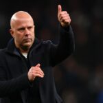 Arne Slot ukazuje palec hore.