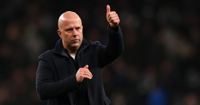 Arne Slot ukazuje palec hore.