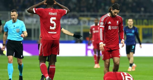 Liverpool udelil červenú kartu po výzve Andyho Robertsona proti Interu Ibrahima Konate reaguje po výzve na Andyho Robertsona počas Interu Miláno vs Liverpool