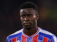 Liverpool varoval, že voľný prestup Marca Guehiho by mohol stáť majetok v podobe obrovských mzdových nárokov Marc Guehi sa pozerá