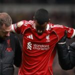 Alexander Isak z Liverpoolu odchádza zo zápasu zranený počas zápasu Premier League proti Tottenhamu