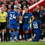 Rozhodca zápasu Anthony Taylor prerušil hru v 29. minúte po tom, čo Semenyo nahlásil incident (Reuters)