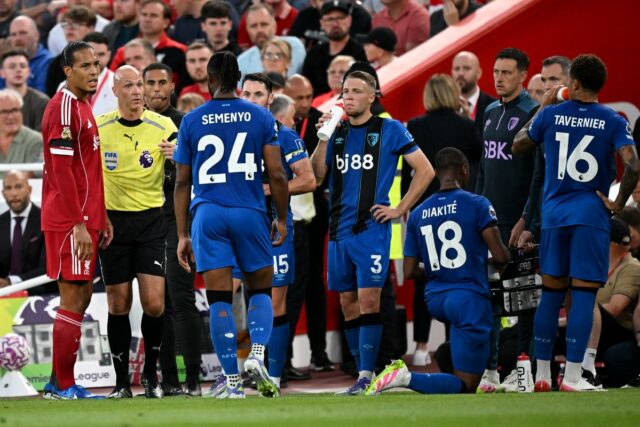 Liverpoolčan obvinený z rasového zneužívania Antoina Semenya počas zápasu na Rozhodca zápasu Anthony Taylor prerušil hru v 29. minúte po tom, čo Semenyo nahlásil incident (Reuters)