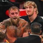 Logana Paula (R) počuli štebotať na Anthonyho Joshuu počas jeho zápasu s Jakeom Paulom (L)