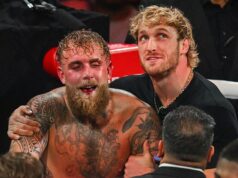 Logan Paul provokuje Anthonyho Joshuu predtým, ako brat dostane KO Logana Paula (R) počuli štebotať na Anthonyho Joshuu počas jeho zápasu s Jakeom Paulom (L)