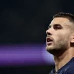 Lucas Hernandez z PSG dostal dištanc na 3 zápasy za úder lakťom do Xaviho Simonsa