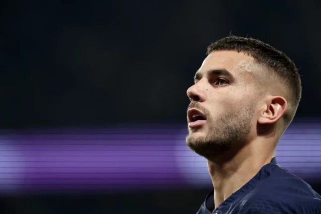 Lucas Hernandez z PSG dostal dištanc na 3 zápasy za Lucas Hernandez z PSG dostal dištanc na 3 zápasy za úder lakťom do Xaviho Simonsa
