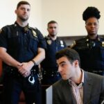 Luigi Mangione sa objaví pred súdom, keď sa právnici snažia zabrániť dôkazom na súde | Kriminálne správy