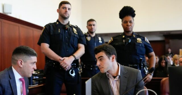 Luigi Mangione sa objaví pred súdom, keď sa právnici snažia Luigi Mangione sa objaví pred súdom, keď sa právnici snažia zabrániť dôkazom na súde | Kriminálne správy