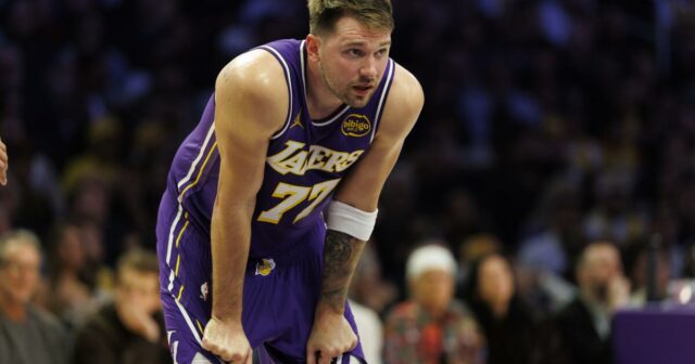 Luka Doncic daruje hráčom a zamestnancom Lakers viac ako 100 Luka Doncic daruje hráčom a zamestnancom Lakers viac ako 100 e-bicyklov