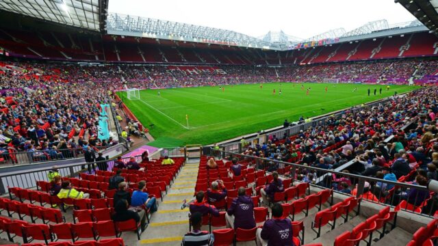 Luke Littler vyvoláva kontroverziu počas víťazstva Manchestru United nad Wolverhampton Wanderers
