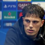 Alejandro Garnacho sa pozerá počas zápasu Chelsea