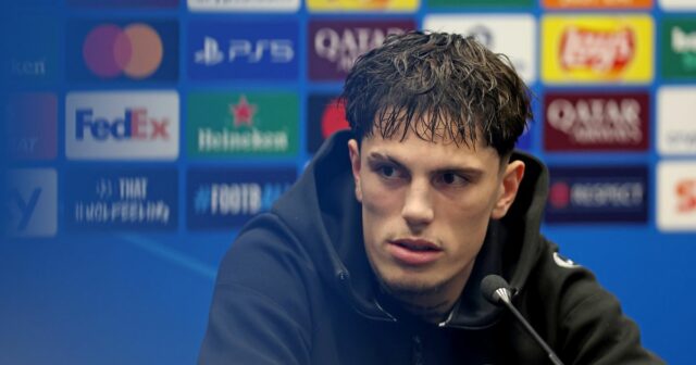 Alejandro Garnacho sa pozerá počas zápasu Chelsea