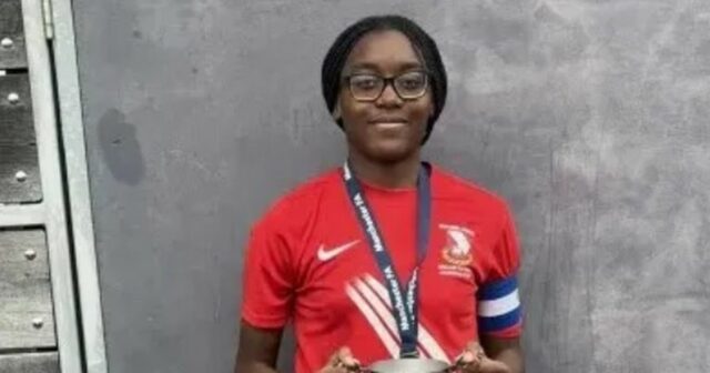 Macclesfield oznámil druhú tragickú smrť hráča v priebehu niekoľkých dní, Winnie Mayele drží trofej.