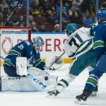 NHL: San Jose Sharks vo Vancouveri Canucks