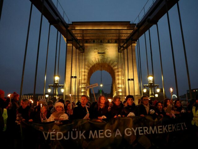 Maďarskí demonštranti požadujú odstúpenie premiéra Viktora Orbána pre škandály so Maďarskí demonštranti požadujú odstúpenie premiéra Viktora Orbána pre škandály so zneužívaním detí | Správy o protestoch