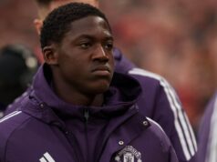 Riziká „prioritného“ transferu Mainoo sa zrútia z jedného kľúčového dôvodu, keďže je stanovený termín „konečného schválenia“. Mainoo sa cíti 'trápený' dvoma spoluhráčmi z jedného kľúčového dôvodu; odhalené „preferované“ rozhodnutie o prestupe