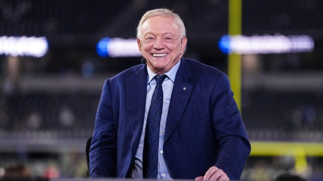 Majiteľ Cowboys Jerry Jones oblečený ako Santa, rozdal darčeky pred víťazstvom
