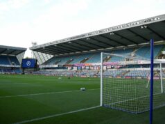 Majstrovský klub začína súdne konanie po náhlej výmene sponzora dresu Celkový pohľad na The Den