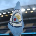 Celkový pohľad na rohovú zástavu Manchestru City pred zápasom tretieho kola Carabao Cupu medzi Manchestrom City a Watfordom