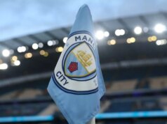 Man City aktualizuje 115 obvinení po „bezprostredných“ obvineniach počas čakania Arsenalu, Chelsea a Tottenhamu Celkový pohľad na rohovú zástavu Manchestru City pred zápasom tretieho kola Carabao Cupu medzi Manchestrom City a Watfordom