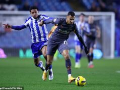 Man United a Liverpool bojujú o hviezdu Championship za 450 000 libier Manchester United a Liverpool požiadali o mladého ľavého obrancu Yisu Alaa (vľavo)