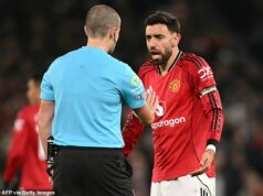 Man United hľadá kritické rozhovory s hlavným rozhodcom Howardom Webbom: Otrávení šéfovia požadujú odpovede na rozhodnutia smerujúce proti mužom Rubena Amorima Daily Mail Sport chápe, že funkcionári Man United majú pocit, že v tejto sezóne boli pri viacerých príležitostiach na nesprávnom konci veľkých hovorov, a preto sa budú snažiť o stretnutie s Howardom Webbom.