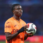 Man United sa rozhodol bojovať s Man City v pretekoch o získanie 19-ročného zázračného chlapca